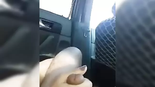 Узбечка медленно сосет мужику в машине