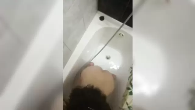 Мокрая узбекская сучка отсосала парню в ванне